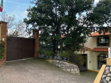 Exclusiva Finca en Venta con Elegante Diseño Mexicano y Caballerizas. Amueblada
