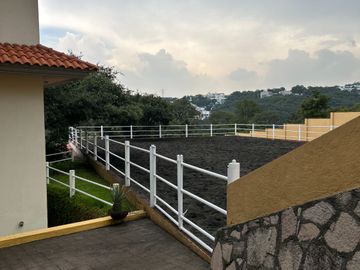 Exclusiva Finca en Venta con Elegante Diseño Mexicano y Caballerizas. Amueblada
