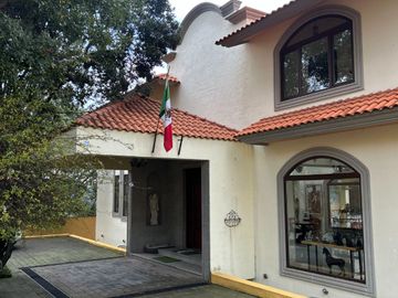 Exclusiva Finca en Venta con Elegante Diseño Mexicano y Caballerizas. Amueblada