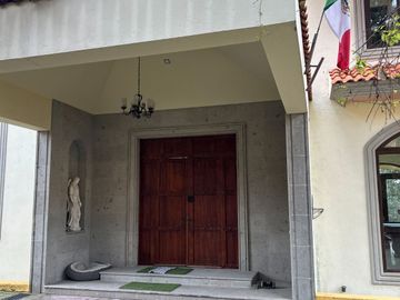 Exclusiva Finca en Venta con Elegante Diseño Mexicano y Caballerizas. Amueblada