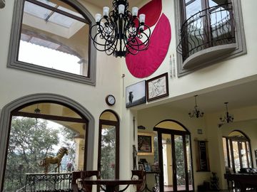 Exclusiva Finca en Venta con Elegante Diseño Mexicano y Caballerizas. Amueblada