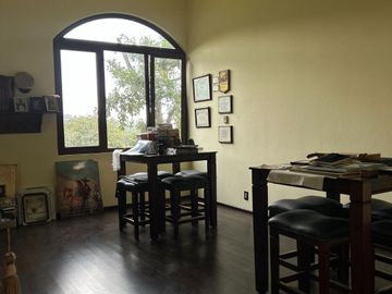 Exclusiva Finca en Venta con Elegante Diseño Mexicano y Caballerizas. Amueblada