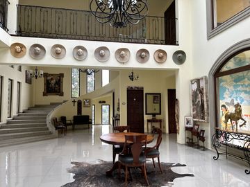 Exclusiva Finca en Venta con Elegante Diseño Mexicano y Caballerizas. Amueblada