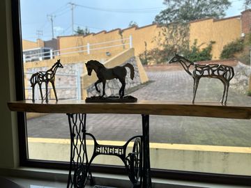 Exclusiva Finca en Venta con Elegante Diseño Mexicano y Caballerizas. Amueblada