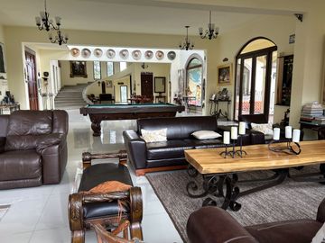 Exclusiva Finca en Venta con Elegante Diseño Mexicano y Caballerizas. Amueblada