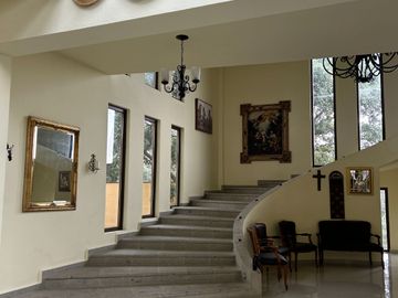 Exclusiva Finca en Venta con Elegante Diseño Mexicano y Caballerizas. Amueblada