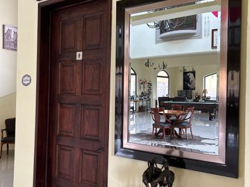 Exclusiva Finca en Venta con Elegante Diseño Mexicano y Caballerizas. Amueblada