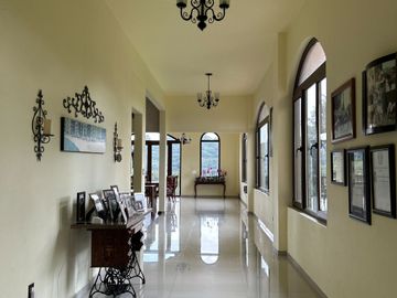 Exclusiva Finca en Venta con Elegante Diseño Mexicano y Caballerizas. Amueblada