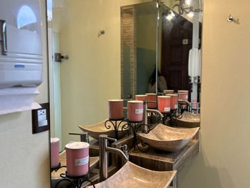 Exclusiva Finca en Venta con Elegante Diseño Mexicano y Caballerizas. Amueblada