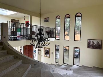 Exclusiva Finca en Venta con Elegante Diseño Mexicano y Caballerizas. Amueblada