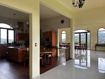 Exclusiva Finca en Venta con Elegante Diseño Mexicano y Caballerizas. Amueblada