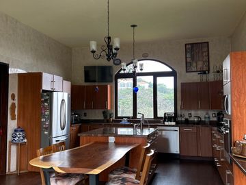 Exclusiva Finca en Venta con Elegante Diseño Mexicano y Caballerizas. Amueblada