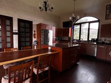 Exclusiva Finca en Venta con Elegante Diseño Mexicano y Caballerizas. Amueblada