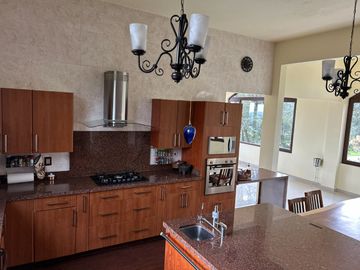 Exclusiva Finca en Venta con Elegante Diseño Mexicano y Caballerizas. Amueblada