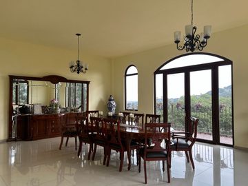 Exclusiva Finca en Venta con Elegante Diseño Mexicano y Caballerizas. Amueblada