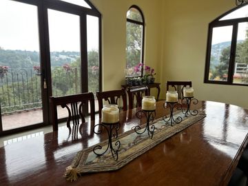 Exclusiva Finca en Venta con Elegante Diseño Mexicano y Caballerizas. Amueblada