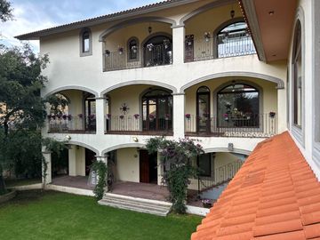Exclusiva Finca en Venta con Elegante Diseño Mexicano y Caballerizas. Amueblada