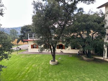 Exclusiva Finca en Venta con Elegante Diseño Mexicano y Caballerizas. Amueblada
