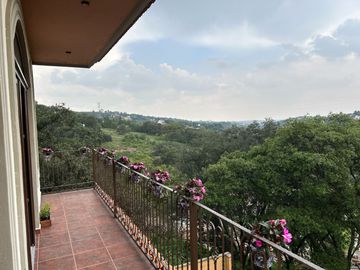 Exclusiva Finca en Venta con Elegante Diseño Mexicano y Caballerizas. Amueblada