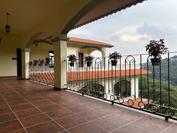 Exclusiva Finca en Venta con Elegante Diseño Mexicano y Caballerizas. Amueblada
