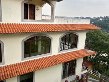 Exclusiva Finca en Venta con Elegante Diseño Mexicano y Caballerizas. Amueblada