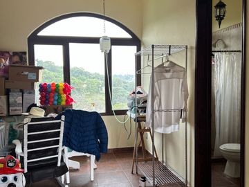 Exclusiva Finca en Venta con Elegante Diseño Mexicano y Caballerizas. Amueblada