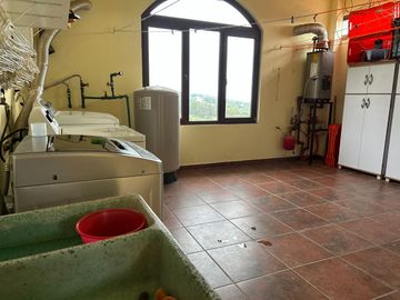 Exclusiva Finca en Venta con Elegante Diseño Mexicano y Caballerizas. Amueblada