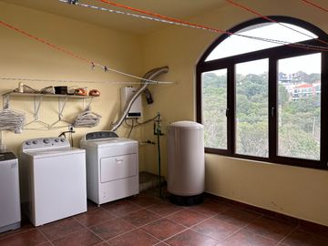 Exclusiva Finca en Venta con Elegante Diseño Mexicano y Caballerizas. Amueblada