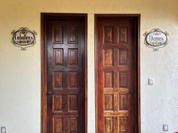 Exclusiva Finca en Venta con Elegante Diseño Mexicano y Caballerizas. Amueblada