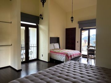 Exclusiva Finca en Venta con Elegante Diseño Mexicano y Caballerizas. Amueblada