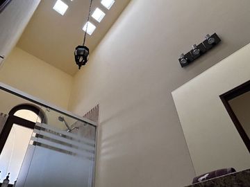 Exclusiva Finca en Venta con Elegante Diseño Mexicano y Caballerizas. Amueblada
