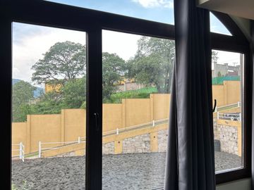 Exclusiva Finca en Venta con Elegante Diseño Mexicano y Caballerizas. Amueblada