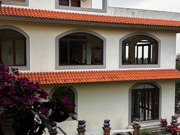 Exclusiva Finca en Venta con Elegante Diseño Mexicano y Caballerizas. Amueblada