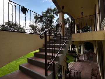 Exclusiva Finca en Venta con Elegante Diseño Mexicano y Caballerizas. Amueblada