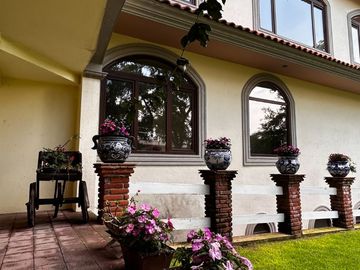 Exclusiva Finca en Venta con Elegante Diseño Mexicano y Caballerizas. Amueblada