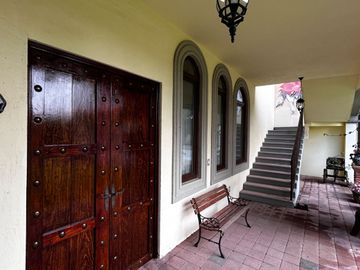 Exclusiva Finca en Venta con Elegante Diseño Mexicano y Caballerizas. Amueblada