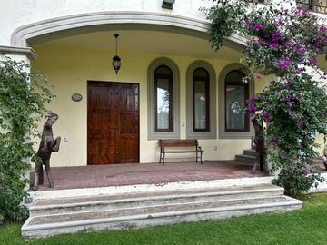 Exclusiva Finca en Venta con Elegante Diseño Mexicano y Caballerizas. Amueblada