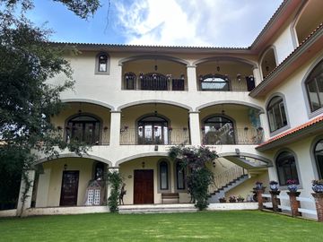 Exclusiva Finca en Venta con Elegante Diseño Mexicano y Caballerizas. Amueblada