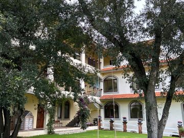 Exclusiva Finca en Venta con Elegante Diseño Mexicano y Caballerizas. Amueblada