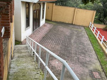 Exclusiva Finca en Venta con Elegante Diseño Mexicano y Caballerizas. Amueblada