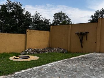 Exclusiva Finca en Venta con Elegante Diseño Mexicano y Caballerizas. Amueblada