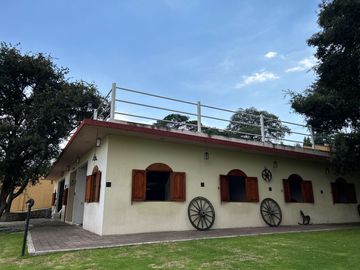 Exclusiva Finca en Venta con Elegante Diseño Mexicano y Caballerizas. Amueblada
