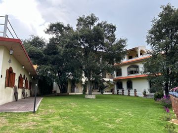 Exclusiva Finca en Venta con Elegante Diseño Mexicano y Caballerizas. Amueblada
