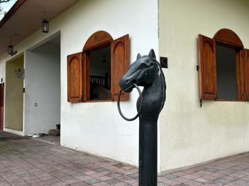 Exclusiva Finca en Venta con Elegante Diseño Mexicano y Caballerizas. Amueblada