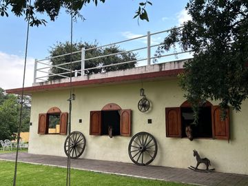 Exclusiva Finca en Venta con Elegante Diseño Mexicano y Caballerizas. Amueblada