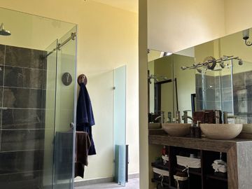 Exclusiva Finca en Venta con Elegante Diseño Mexicano y Caballerizas. Amueblada