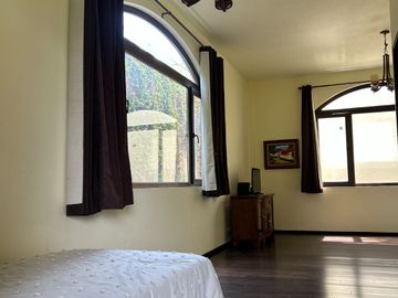 Exclusiva Finca en Venta con Elegante Diseño Mexicano y Caballerizas. Amueblada