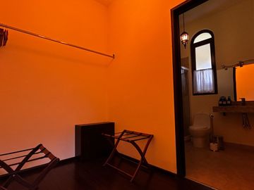 Exclusiva Finca en Venta con Elegante Diseño Mexicano y Caballerizas. Amueblada