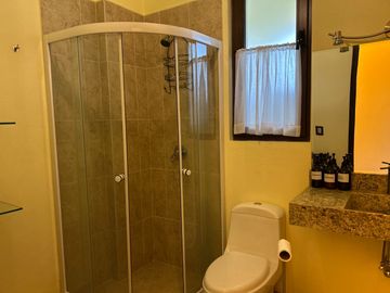 Exclusiva Finca en Venta con Elegante Diseño Mexicano y Caballerizas. Amueblada