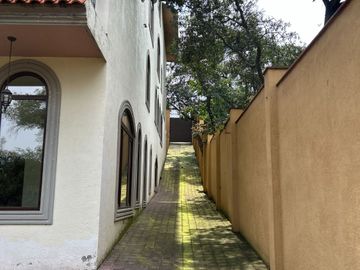 Exclusiva Finca en Venta con Elegante Diseño Mexicano y Caballerizas. Amueblada